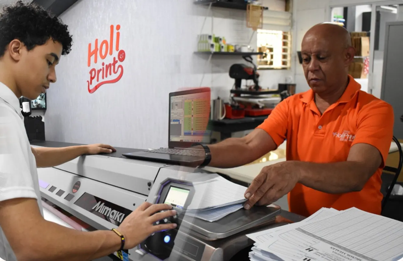 El equipo de Holi Print RD trabajando en el taller